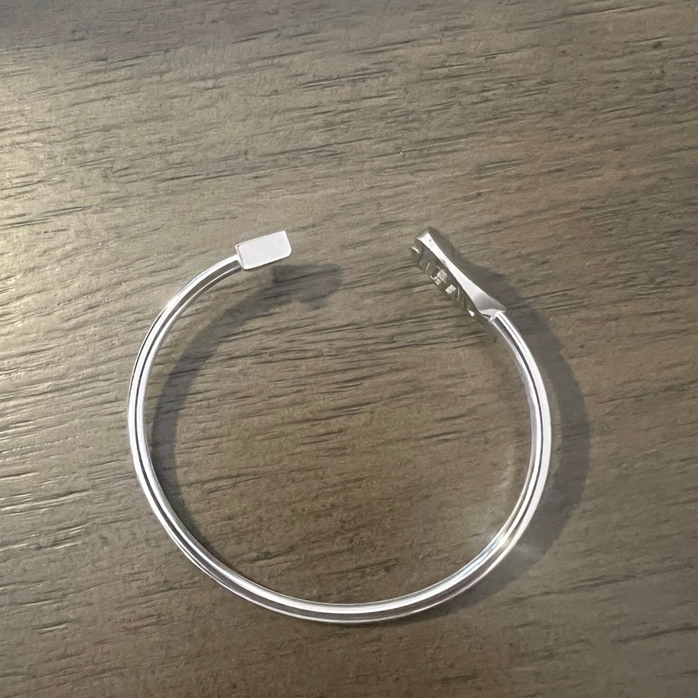 New Without tag . Kate spade bangle one end has a heart and the other an arrow - Picture 3 of 4